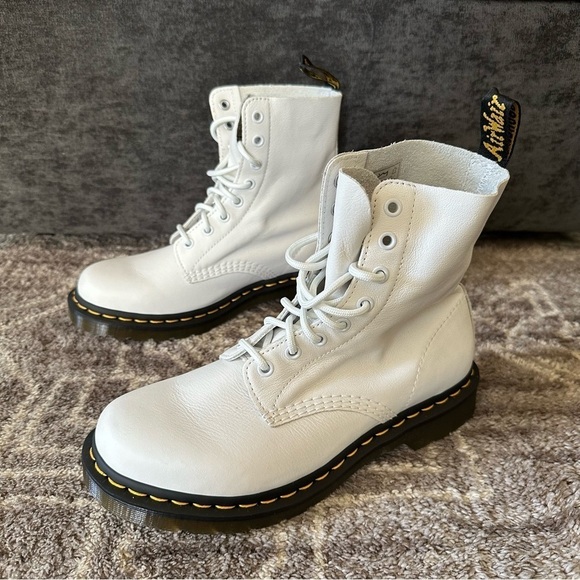 NWOT DR MARTENS 1460 WOMENS PASCAL VIRGINIA LEATHER BOOTS WHITE - Picture 1 of 5